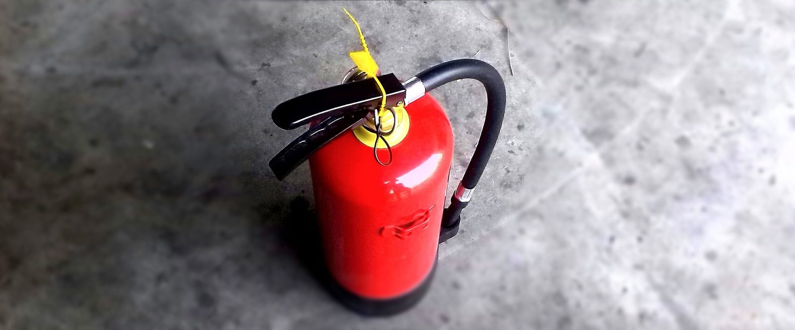 Brandsläckare som står på ett betonggolv