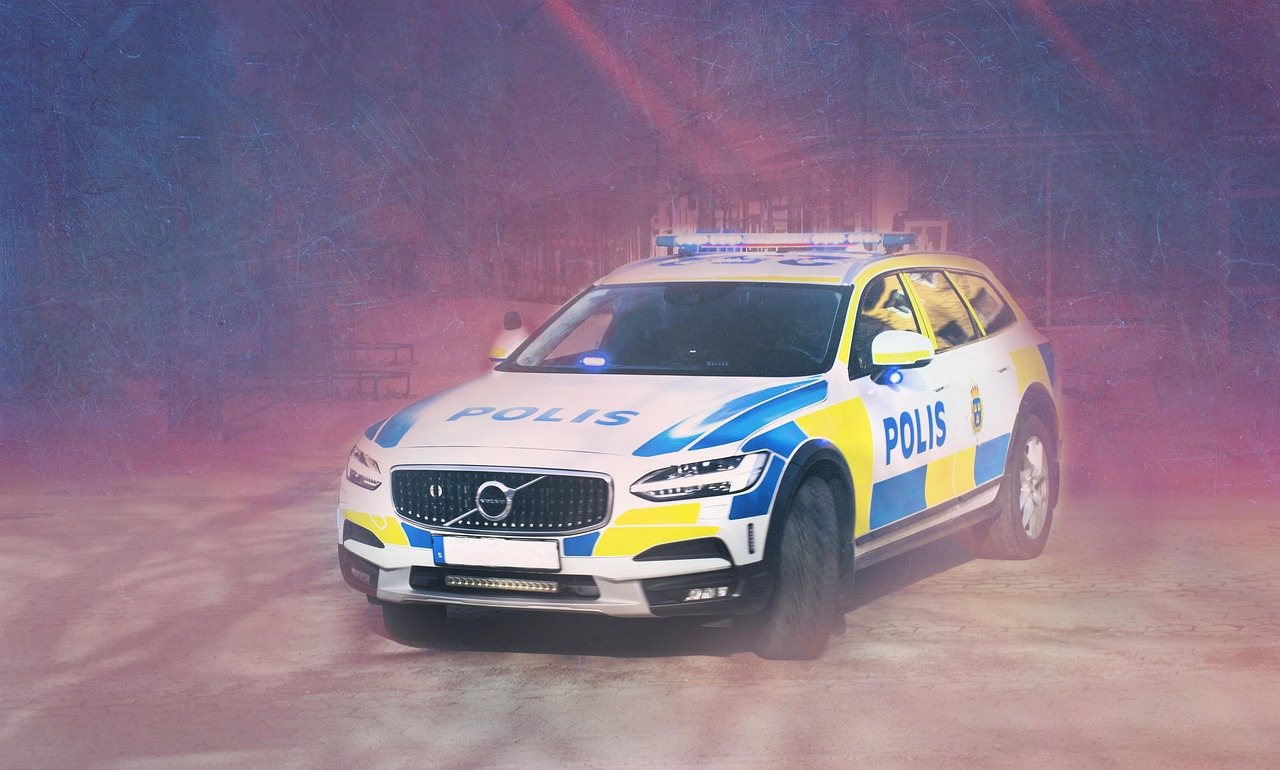 Svensk polisbil i gult och blått