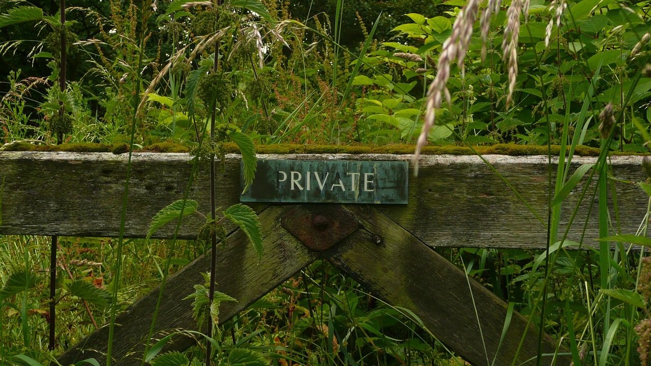 Gammal trägrind med en liten skylt där det står Private